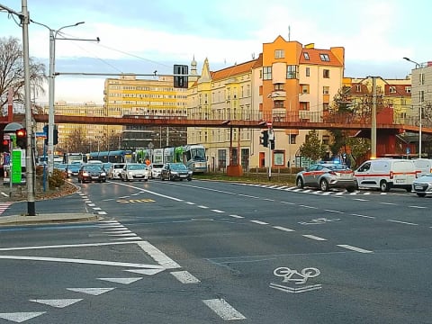 "Dzień pieszego pasażera" na Legnickiej. Tramwaj wykoleił się przed placem Jana Pawła II - 1