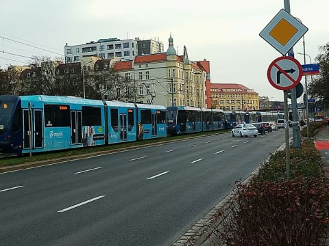 "Dzień pieszego pasażera" na Legnickiej. Tramwaj wykoleił się przed placem Jana Pawła II - 2