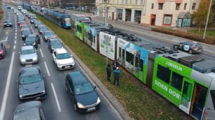 "Dzień pieszego pasażera" na Legnickiej. Tramwaj wykoleił się przed placem Jana Pawła II