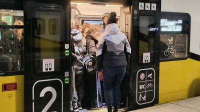 Przepełnione pociągi ze Swojczyc. Koleje Dolnośląskie: Nie możemy wydłużyć skład&oacute;w