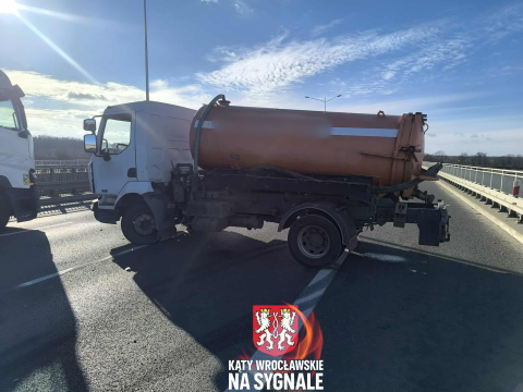 Utrudnienia po zderzeniach na A4 i AOW. "Kierowca może mówić o ogromnym szczęściu" - 4