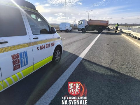 Utrudnienia po zderzeniach na A4 i AOW. "Kierowca może mówić o ogromnym szczęściu" - 5