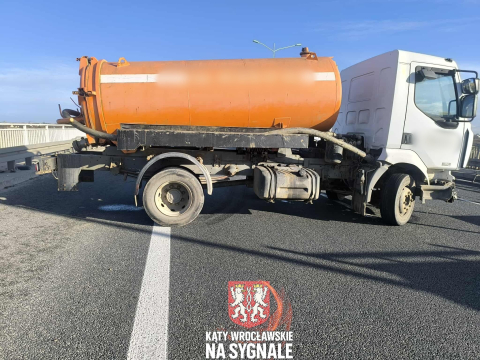 Utrudnienia po zderzeniach na A4 i AOW. "Kierowca może mówić o ogromnym szczęściu" - 6