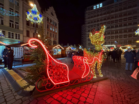 Ruszył Jarmark Bożonarodzeniowy na wrocławskim rynku! "Kojarzy mi się z rodziną i przyjaciółmi" - 3