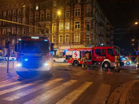 Poważne zderzenie dwóch osobówek we Wrocławiu. Duże korki na ul. Jedności Narodowej [ZDJĘCIA] - 0