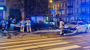 Poważne zderzenie dw&oacute;ch osob&oacute;wek we Wrocławiu. Duże korki na ul. Jedności Narodowej