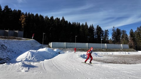 Trenują tu zawodowcy, przyszłe gwiazdy i amatorzy. Ruszył sezon zimowy w Centralnym Ośrodku Sportu w Dusznikach-Zdroju - 2