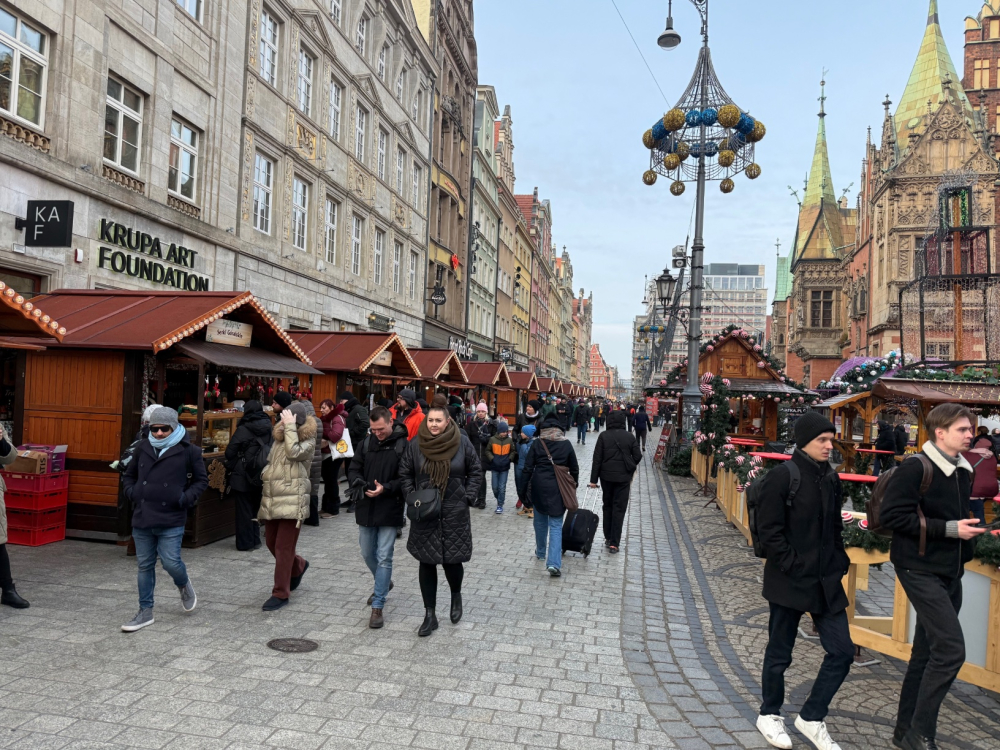 Lekki mróz nie odstraszył turystów. Spory ruch na Jarmarku Bożonarodzeniowym - Niedziela na Jarmarku Bożonarodzeniowym we Wrocławiu.