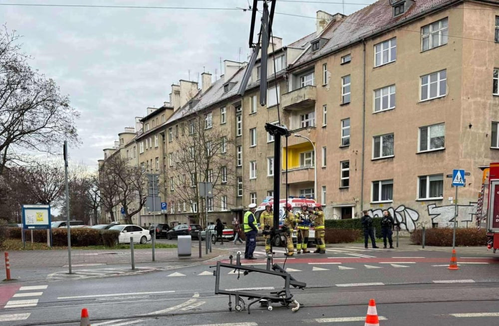 Pantograf połamał się na Nowowiejskiej, pasażer został ranny. Duże utrudnienia na Ołbinie - Pantograf połamał się na Nowowiejskiej. Duże utrudnienia dla mieszkańców Ołbina.