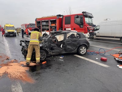 Zderzenie autobusu z pojazdem osobowym pod Oleśnicą. Jedna osoba zmarła w szpitalu