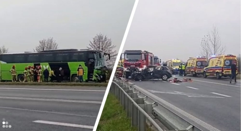 Zderzenie autobusu z pojazdem osobowym pod Oleśnicą. Jedna osoba zmarła w szpitalu - 0