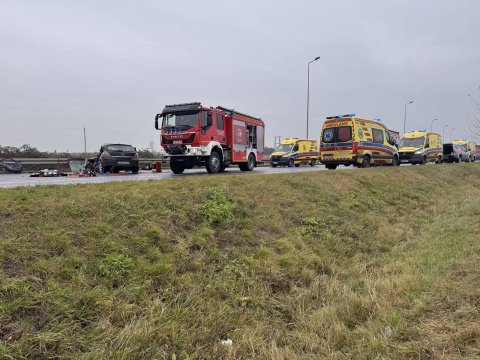 Zderzenie autobusu z pojazdem osobowym pod Oleśnicą. Jedna osoba zmarła w szpitalu - 1