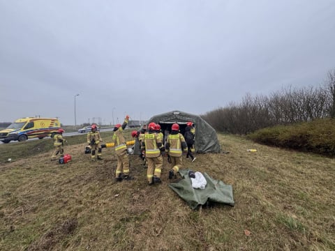 Zderzenie autobusu z pojazdem osobowym pod Oleśnicą. Jedna osoba zmarła w szpitalu - 2