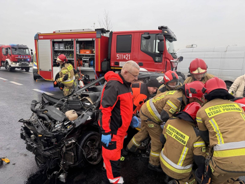 Zderzenie autobusu z pojazdem osobowym pod Oleśnicą. Jedna osoba zmarła w szpitalu - 3