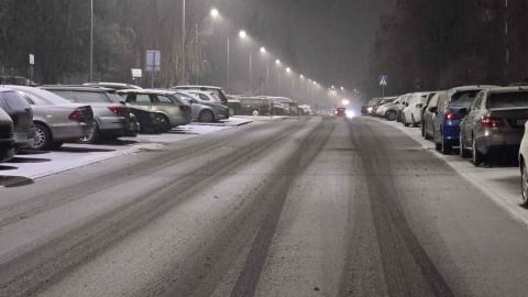 Jest biało na Dolnym Śląsku! W całym regionie intensywnie pada śnieg. Utrudnienia na drogach - 0