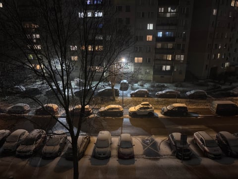Jest biało na Dolnym Śląsku! W całym regionie intensywnie pada śnieg. Utrudnienia na drogach - 1