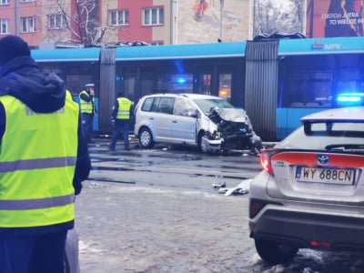 Uciekając przed policją zderzyli się z tramwajem. W bagażniku mieli związanego 34-latka. Mężczyzna nie żyje [FILM]