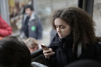 Podr&oacute;żujesz komunikacją z nastolatkiem? Sprawdź, co zrobić, żeby się nie nudził!