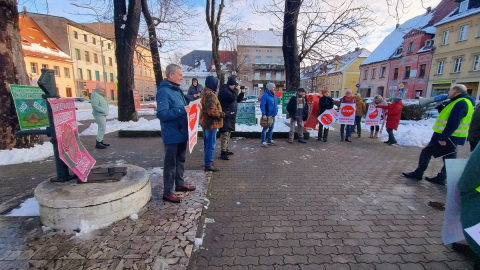 Nie chcą kopalni w Dobkowie. Mieszkańcy protestowali na rynku, radni zagłosowali przeciw inwestycji - 1