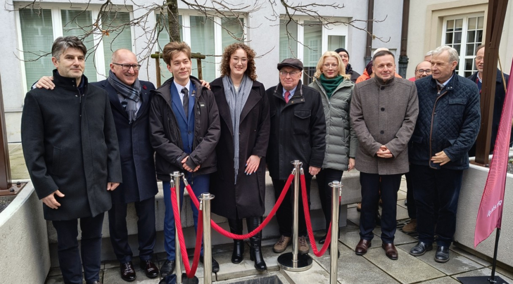 Na Politechnice Wrocławskiej zakopano kapsułę czasu. Otwarcie w 2075 roku - Uroczystość zamknięcia kapsuły czasu na Politechnice Wrocławskiej