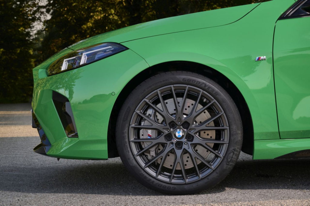 Kursy i szkolenia w pracy blacharza samochodowego – jak BMW Group Polska wspiera swoich pracowników? - Materiał Sponsora