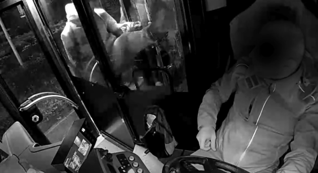 Awantura w autobusie. Pasażer kopał w kabinę i wyzywał kierowcę. Jest komentarz MPK [WIDEO] - Awantura w autobusie MPK. Pasażer kopał w kabinę i wyzywał kierowcę.