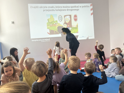 Kampania &bdquo;Bezpieczny Przejazd": Uczą przedszkolak&oacute;w, jak zachować się przed przejazdem kolejowym