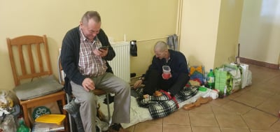Brakuje miejsc dla bezdomnych w Legnicy. Część śpi na korytarzach, inni na krzesłach