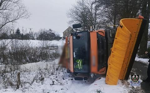 Trzy osoby ranne w wypadku pod Jelenią Górą. 20-letni kierowca nie miał uprawnień [ZDJĘCIA] - 9