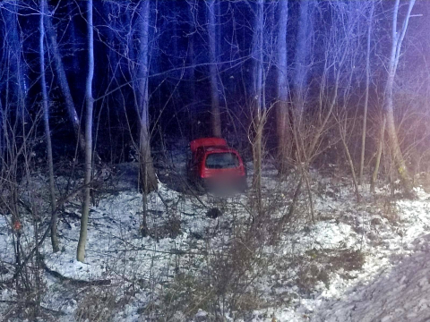 Trzy osoby ranne w wypadku pod Jelenią Górą. 20-letni kierowca nie miał uprawnień [ZDJĘCIA] - 1