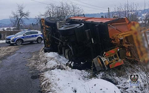 Trzy osoby ranne w wypadku pod Jelenią Górą. 20-letni kierowca nie miał uprawnień [ZDJĘCIA] - 6