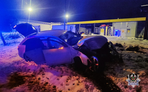 Trzy osoby ranne w wypadku pod Jelenią Górą. 20-letni kierowca nie miał uprawnień [ZDJĘCIA] - 8