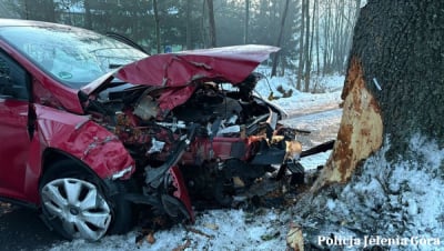 Trzy osoby ranne w wypadku pod Jelenią G&oacute;rą. 20-letni kierowca nie miał uprawnień