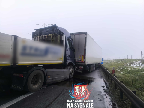 Karambol z udziałem czterech ciężarówek na AOW. Długi korek przed zjazdem na A4 [ZDJĘCIA] - 0