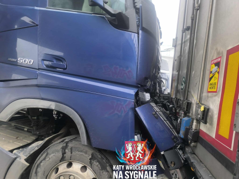 Karambol z udziałem czterech ciężarówek na AOW. Długi korek przed zjazdem na A4 [ZDJĘCIA] - 1