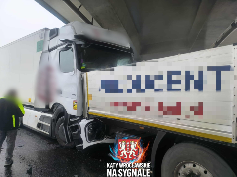 Karambol z udziałem czterech ciężarówek na AOW. Długi korek przed zjazdem na A4 [ZDJĘCIA] - 2
