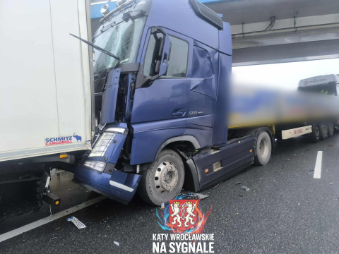 Karambol z udziałem czterech ciężarówek na AOW. Długi korek przed zjazdem na A4 [ZDJĘCIA] - 3