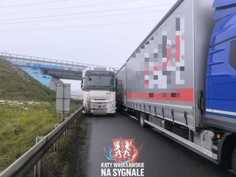 Karambol z udziałem czterech ciężarówek na AOW. Długi korek przed zjazdem na A4 [ZDJĘCIA] - 4
