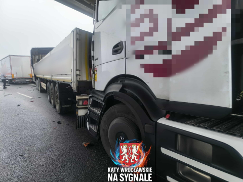Karambol z udziałem czterech ciężarówek na AOW. Długi korek przed zjazdem na A4 [ZDJĘCIA] - 5