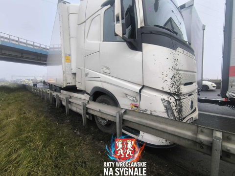 Karambol z udziałem czterech ciężarówek na AOW. Długi korek przed zjazdem na A4 [ZDJĘCIA] - 6