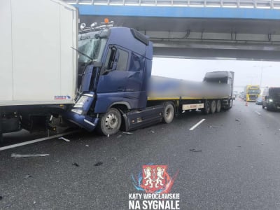 Karambol z udziałem czterech ciężar&oacute;wek na AOW. Długi korek przed zjazdem na A4