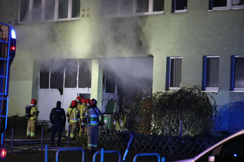 Nocny pożar na Szczepinie. Płonął magazyn pawilonu handlowego [ZDJĘCIA] - 4