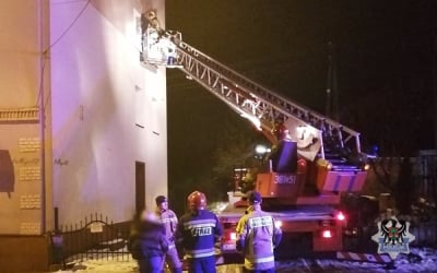 71-latka ukradła portfel i zamknęła się w mieszkaniu. W akcji strażacy z wysięgnikiem!