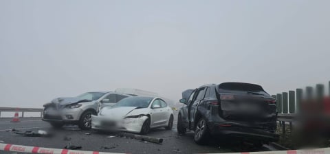 Tragiczny karambol na trasie do Wrocławia. Ogromne utrudnienia na autostradzie A4 [ZDJĘCIA] - 1