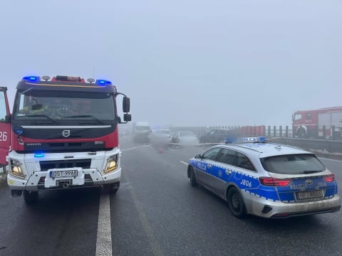 Tragiczny karambol na trasie do Wrocławia. Ogromne utrudnienia na autostradzie A4 [ZDJĘCIA] - 4