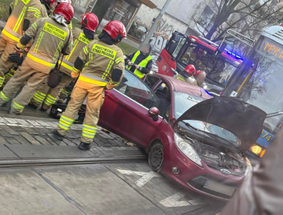 Samoch&oacute;d wjechał pod tramwaj na Piłsudskiego. Były utrudnienia w centrum Wrocławia