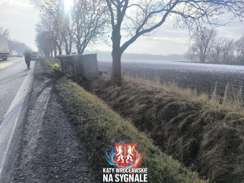 Ciężarówka wypadła z trasy na DK8. Długie korki pod Wrocławiem [ZDJĘCIA] - 1