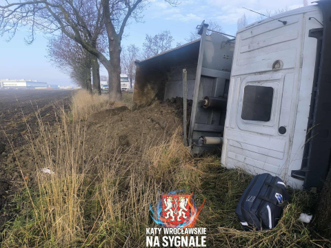 Ciężarówka wypadła z trasy na DK8. Długie korki pod Wrocławiem [ZDJĘCIA] - 3