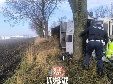 Ciężarówka wypadła z trasy na DK8. Długie korki pod Wrocławiem [ZDJĘCIA] - 5