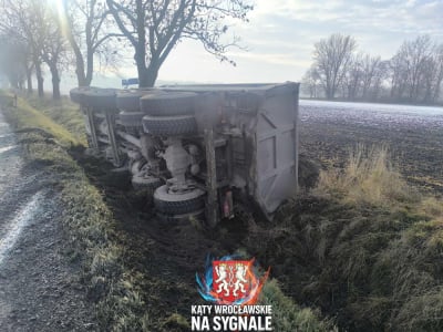 Ciężar&oacute;wka wypadła z trasy na DK8. Długie korki pod Wrocławiem